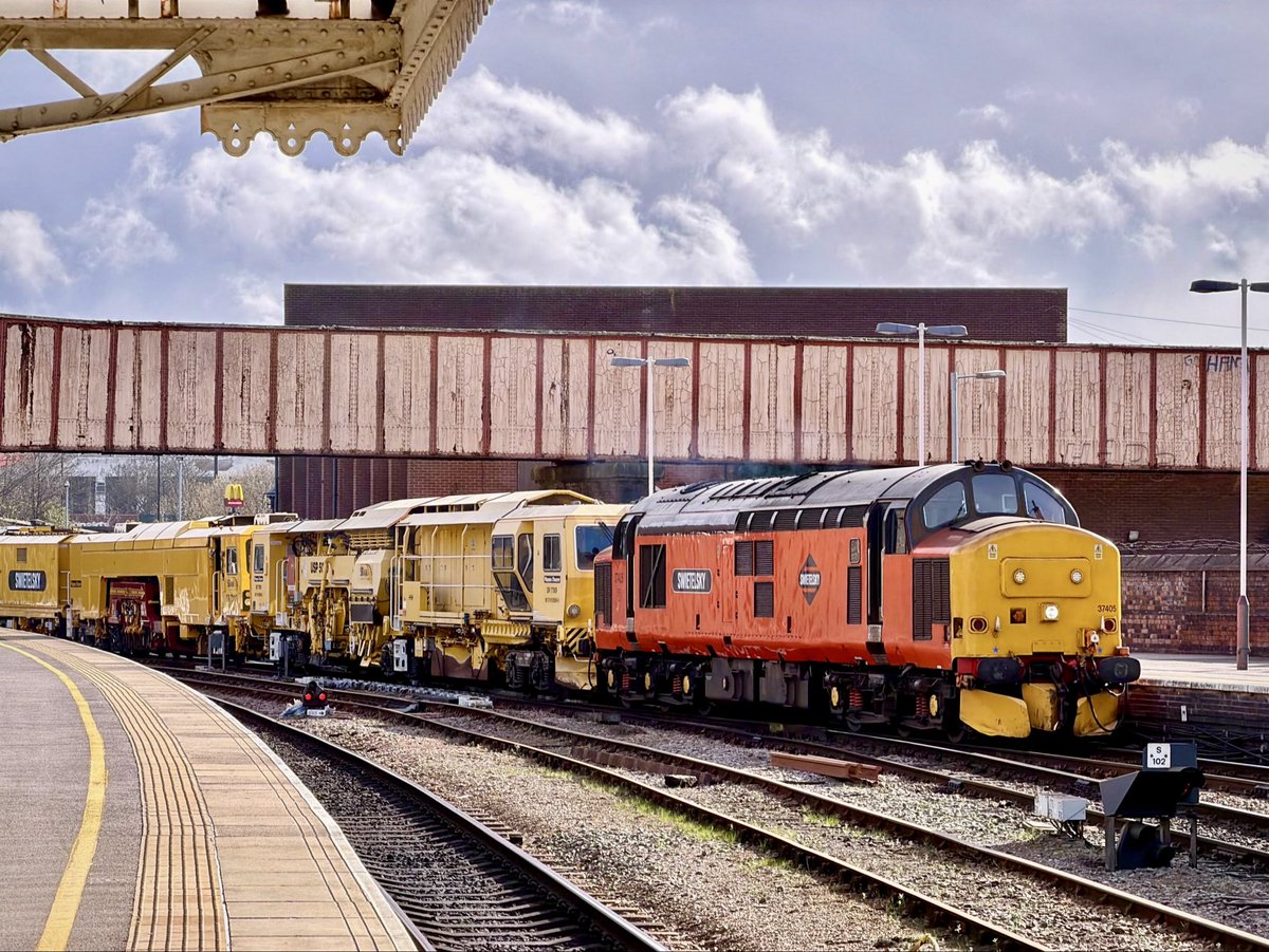 HiPa125's tweet image. HNRC Swietelsky #Class37 37405 hauling 6Q95 1258 Guide Bridge Yard &amp;gt; Worksop Down Yard through Sheffield
