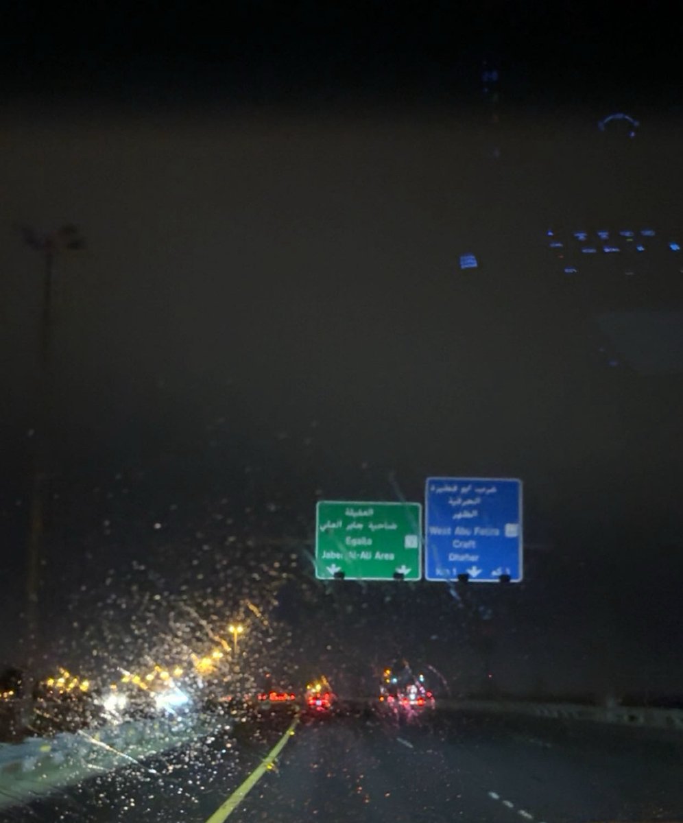 i965h_'s tweet photo. يطيح المطر ويصير وجه الثرى مبتلّ
وتروى جميع الناس تحته وأنا ضامي

أدوّر نهارٍ في شتات الدروب يدلّ
وليلٍ نجومه تنتشلني من أوهامي

تناسيت وأول ما ذكرتك وطيفك طلّ
تبسّمت لك - كنك من الشوق قدامي https://t.co/8UN0dJolsD