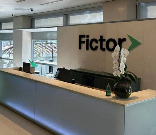 UchoInfo's tweet image. Fundador do Grupo Fictor é alvo da Polícia Federal por fraudes contra a Caixa #GrupoFictor #RafaeldeGois #PF #PoliciaFederal #OperacaoFallax #fraudebancaria #CaixaEconomicaFederal #BancoMaster #DanielVorcaro tinyurl.com/537vdt45