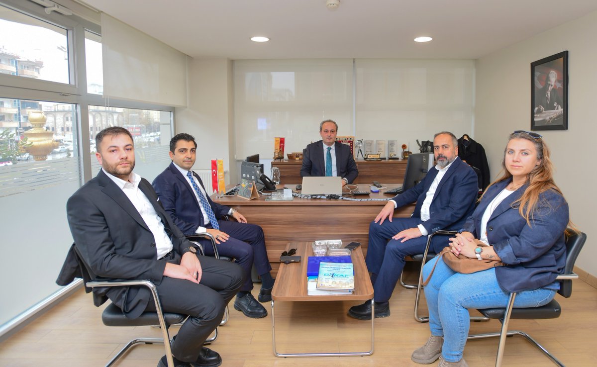 HaberVANYYU's tweet photo. Rektörümüz Prof. Dr. Hamdullah Şevli, VakıfBank Van Bölge Müdürü Sayın Sinan Öcal’a hayırlı olsun ziyaretinde bulundu.

Ziyarette ayrıca Doğu Anadolu Kariyer Fuarı (DAKAF’26) hazırlıklarına ilişkin bilgilendirmelerde bulunuldu.

Gerçekleştirilen ziyarete; Kariyer Geliştirme Uygulama ve Araştırma Merkezi (KAGEM) Müdürü Dr. Öğr. Üyesi Özge Ersezer ile Sürekli Eğitim Merkezi (YUSEM) Müdür Yardımcısı Öğr. Gör. Hamza Sığınç da katılım sağladı.

@hsevli
#DAKAF
#DAKAF26
#VanYüzüncüYılÜniversitesi 
#VanYYÜ