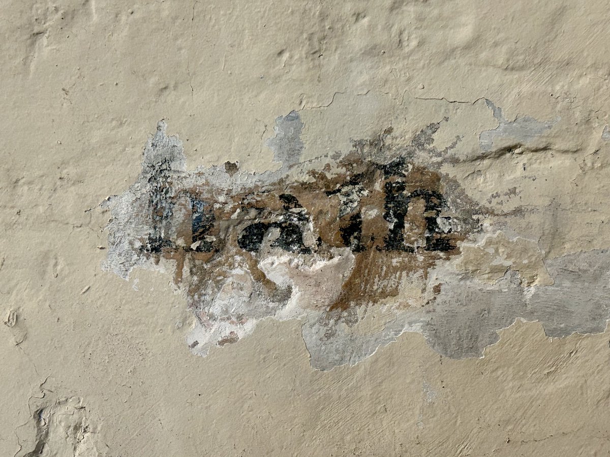 EskdaleR's tweet photo. Revealed the past today....
It's an interesting world underneath all that paint.
#history #signwriting #churchdesign https://t.co/Z0XsxjiJJ5