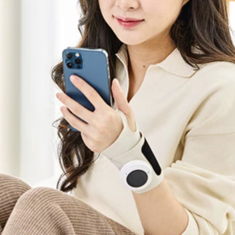 最近、気になってる手首ケアアイテム！
<a href="/barolab_jp/">BAROLAB(バロラボ) 公式</a> の手首マッサージ器🤲

TENS+EMS機能があるから⚡️
神経と筋肉を刺激して手首をケアできるらしい💕

スマホ使ってると手首が疲れて痛くなることあるからこういうのちょっと気になる！
韓国でも話題のブランドみたい。

#PR #バロラボ #barolab