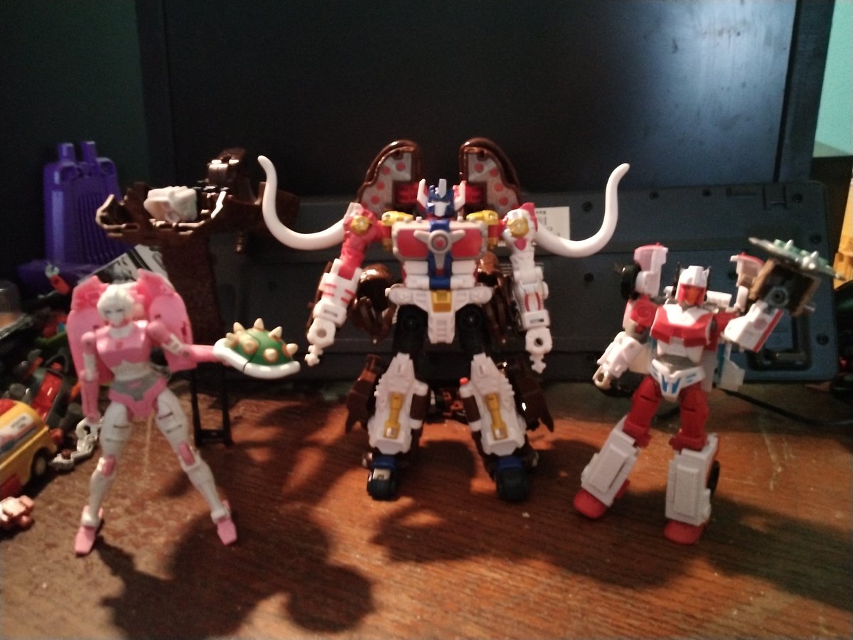 Fizzpatrick14's tweet photo. I normally can't get leader class transformer figures as they are way out of my price range. But thanks to a one day sale and saving my points at Target. I was able to get AOTP BIG CONVOY! for only $2.98 after discounts. I'm shocked to have gotten this figure. https://t.co/dc7A2jbVsr