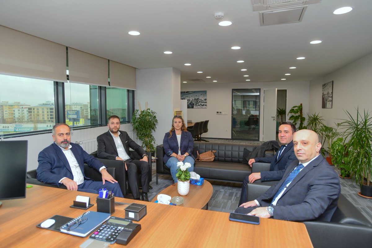 HaberVANYYU's tweet photo. Rektörümüz Prof. Dr. Hamdullah Şevli, Doğu Anadolu Kariyer Fuarı (DAKAF’26) hazırlıkları kapsamında Halkbank Van Bölge Müdürü Sayın Erhan Olcay’ı ziyaret etti.

Gerçekleştirilen ziyarete; Kariyer Geliştirme Uygulama ve Araştırma Merkezi (KAGEM) Müdürü Dr. Öğr. Üyesi Özge Ersezer ile Sürekli Eğitim Merkezi (YUSEM) Müdür Yardımcısı Öğr. Gör. Hamza Sığınç da katılım sağladı.

@hsevli 
#DAKAF
#DAKAF26
#VanYüzüncüYılÜniversitesi 
#VanYYÜ