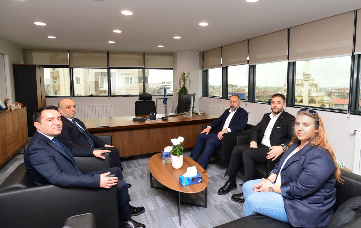 HaberVANYYU's tweet photo. Rektörümüz Prof. Dr. Hamdullah Şevli, Doğu Anadolu Kariyer Fuarı (DAKAF’26) hazırlıkları kapsamında Halkbank Van Bölge Müdürü Sayın Erhan Olcay’ı ziyaret etti.

Gerçekleştirilen ziyarete; Kariyer Geliştirme Uygulama ve Araştırma Merkezi (KAGEM) Müdürü Dr. Öğr. Üyesi Özge Ersezer ile Sürekli Eğitim Merkezi (YUSEM) Müdür Yardımcısı Öğr. Gör. Hamza Sığınç da katılım sağladı.

@hsevli 
#DAKAF
#DAKAF26
#VanYüzüncüYılÜniversitesi 
#VanYYÜ