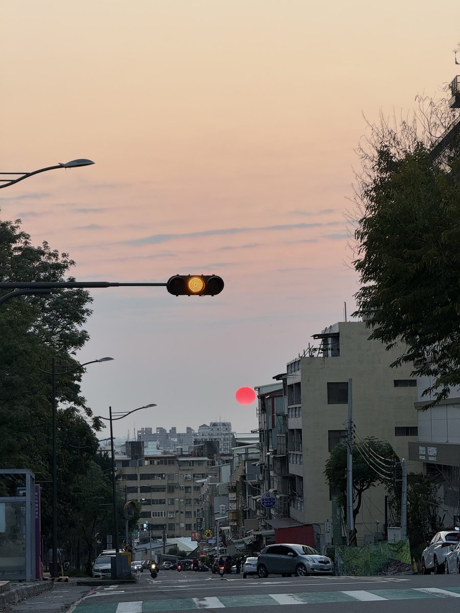 yanxin_1997's tweet photo. 像紅綠燈的夕陽
Day 46 #正記錄 https://t.co/R7YbjaZKrH