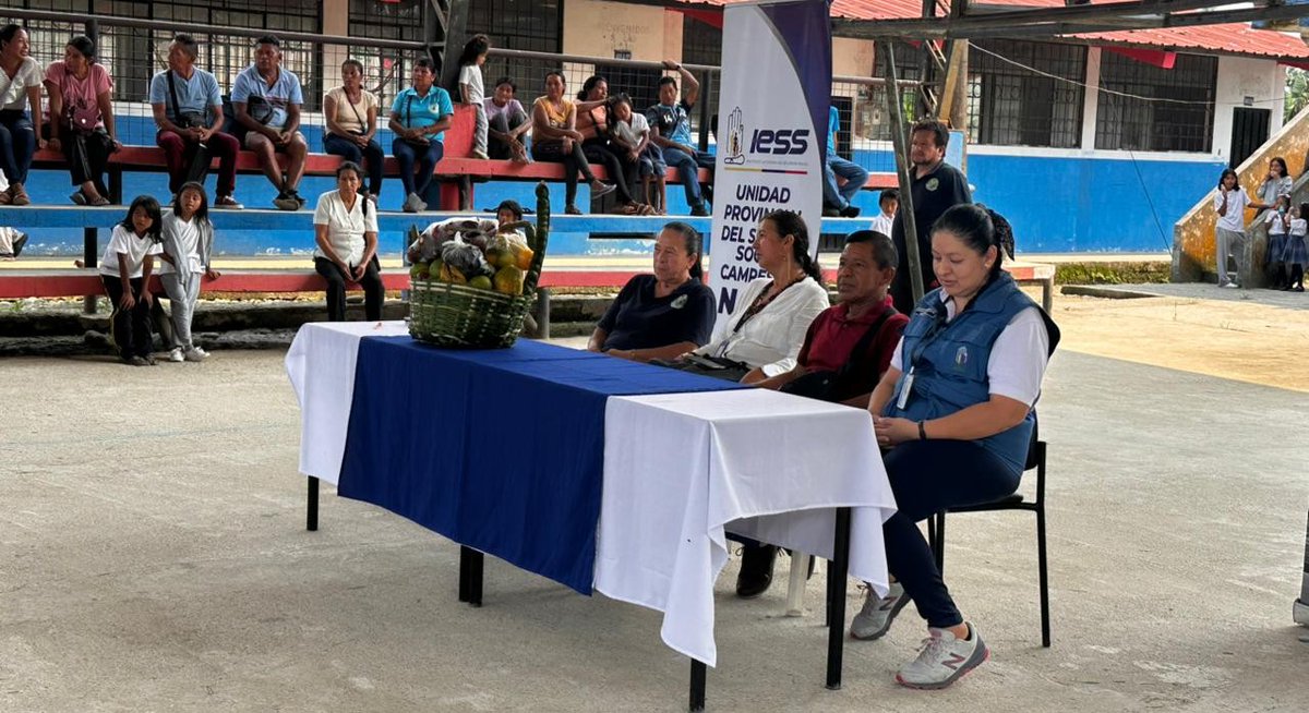 IESSNapo's tweet photo. 📍 #IESSenTerritorio | La Directora Provincial, @EdelCabrera7, junto al equipo operativo del @IESS_SSC de @IESS_Napo desarrollaron una casa abierta en el dispensario de Campana Cocha. https://t.co/KrXoOqSczi