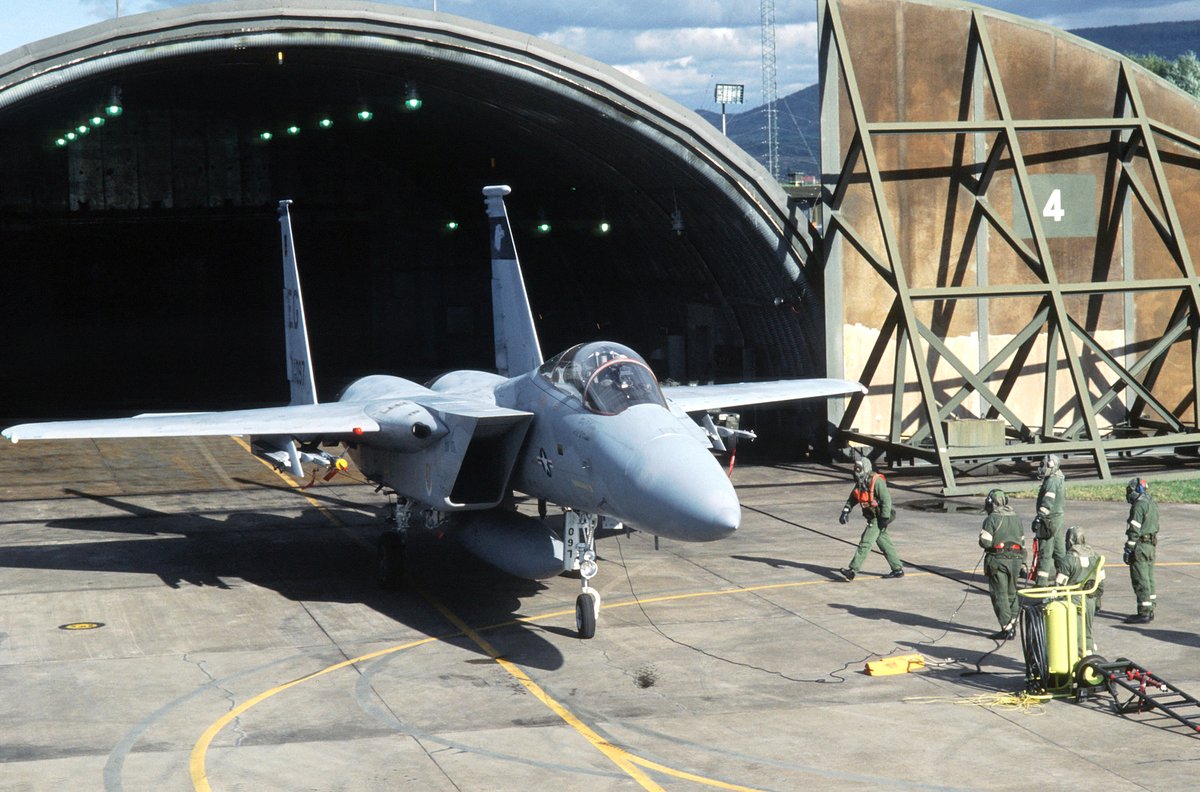 Runway 09/27 Soesterberg Air Base tweet media