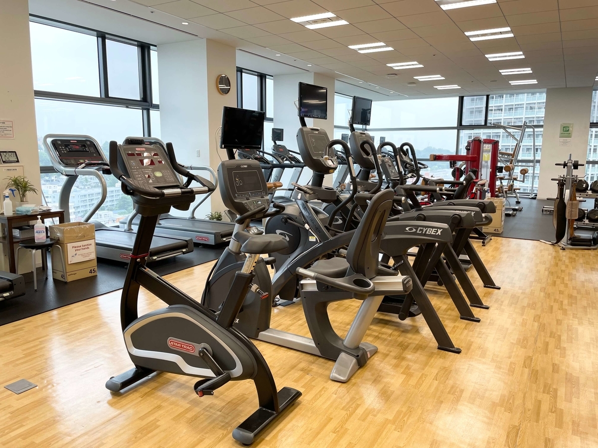 RakutenStrategy's tweet photo. 楽天あるある🏋️

社内にジムがあります。
運動で血行を促進、サウナでコンディションを整える。
結果的に集中力や意思決定の質につながります。
頭を冴えた状態にマネジメントしておくことも戦略の一つです✊

#就活 #新卒採用 https://t.co/D64JUldtlk