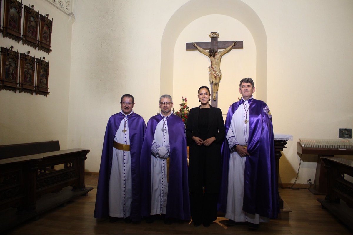 SemanaSantaVLL's tweet photo. La iglesia de San Benito ha celebrado el primer día del triduo en honor al Stmo. Cristo del Consuelo del @sepulcrova ✝️

Durante el acto, se ha llevado a cabo la imposición de medallas a los nuevos cofrades. https://t.co/MagiDytrd5