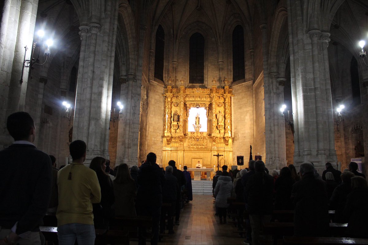 SemanaSantaVLL's tweet photo. La iglesia de San Benito ha celebrado el primer día del triduo en honor al Stmo. Cristo del Consuelo del @sepulcrova ✝️

Durante el acto, se ha llevado a cabo la imposición de medallas a los nuevos cofrades. https://t.co/MagiDytrd5