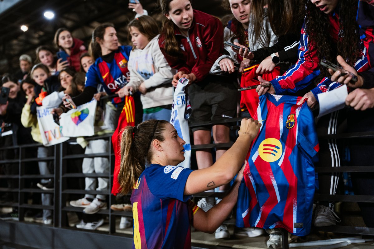 FCBfemeni's tweet photo. Gràcies, culers, per estar sempre al nostre costat. 🫶 https://t.co/JSRzLPb3Av