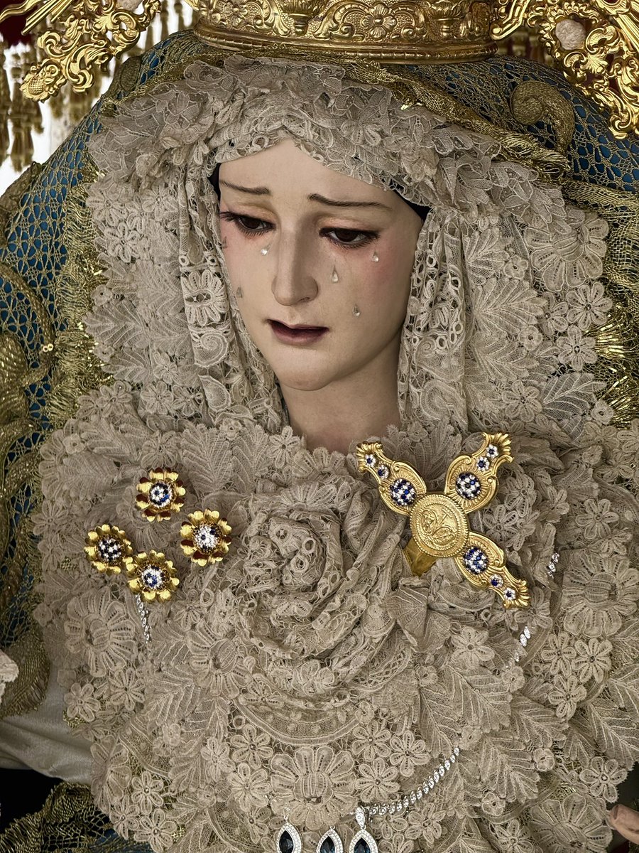 “He aquí la esclava del Señor; hágase en mí según tu palabra”.

📸 Nuestra Señora de la Piedad ya se encuentra bajo palio su paso de palio a la espera del #MartesSantoSalesiano2026