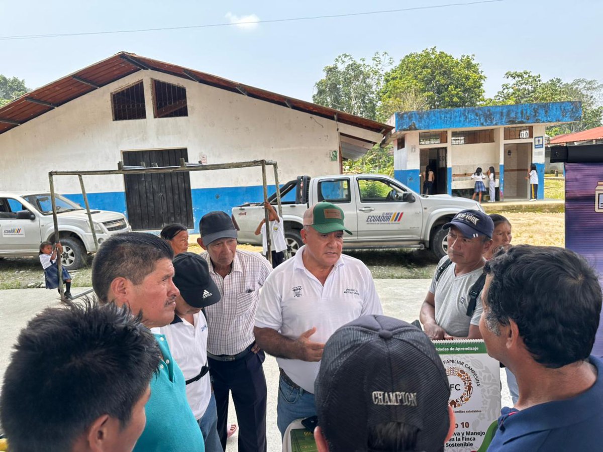 IESSNapo's tweet photo. 🤝 ¡La unión hace la fuerza! Está jornada se realizó gracias a la articulación con aliados estratégicos.

✅ Brindamos una atención integral a nuestros afiliados y sus familias junto a @BanEcuadorBP, @Salud_CZ2, @AgriculturaEc y @AgrocalidadEC https://t.co/v8rZu67Qo8
