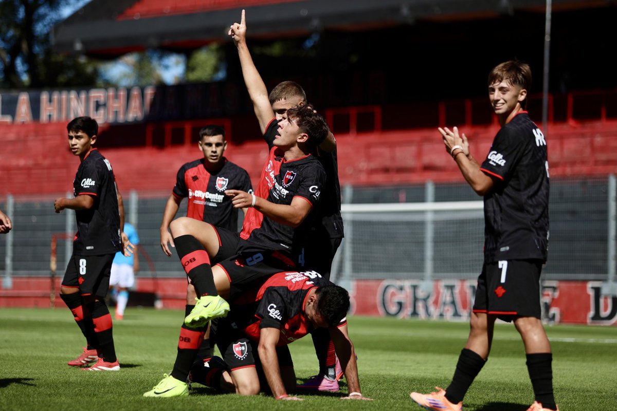 Beso al cielo, Puche 🕊️

De parte de los pibes de #Newells ❤️🖤