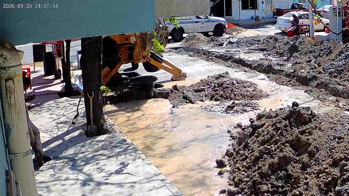 ImNotLeo's tweet photo. Fuerte fuga de gas en Edison e Isaac Garza por tubería rota en trabajos de @ayd_monterrey  @pc_mty @Cicmty @PC_NuevoLeon https://t.co/UYL5oFIZ3S