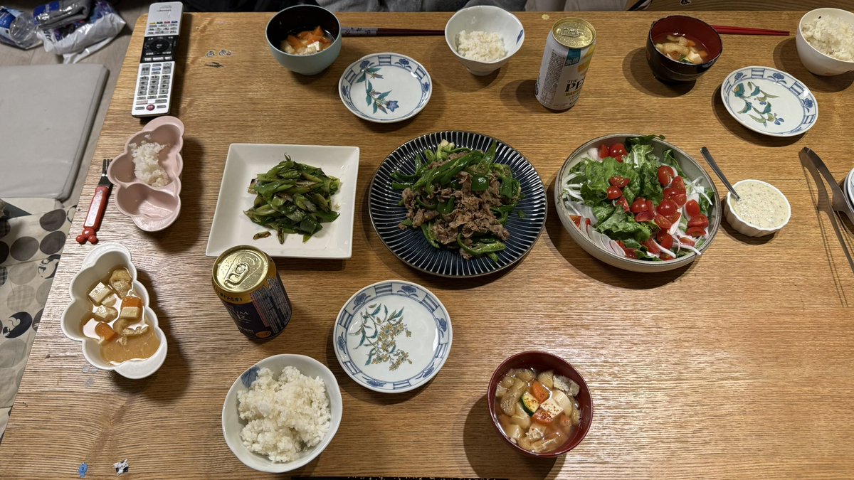 できた！
・牛肉とピーマンのオイスターソース炒め
・大豆マヨネーズサラダ
・あまり物味噌汁
・ネギの醤油焼き
夢中になって作っていたら、子供が食べるものがない、、妻に指摘されて気づく。反省
#名もなき料理　#献立