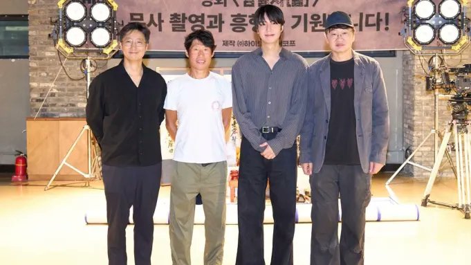sevennyLMH's tweet image. "This production has long been slated for a September release.Considering thefour-day Chuseokholiday starting September24 and the 'Culture Day' special,it is highly anticipated to become another boxoffice hit"
#Assassins #암살자들 #LeeMinHo #이민호 #YooHaeJin
