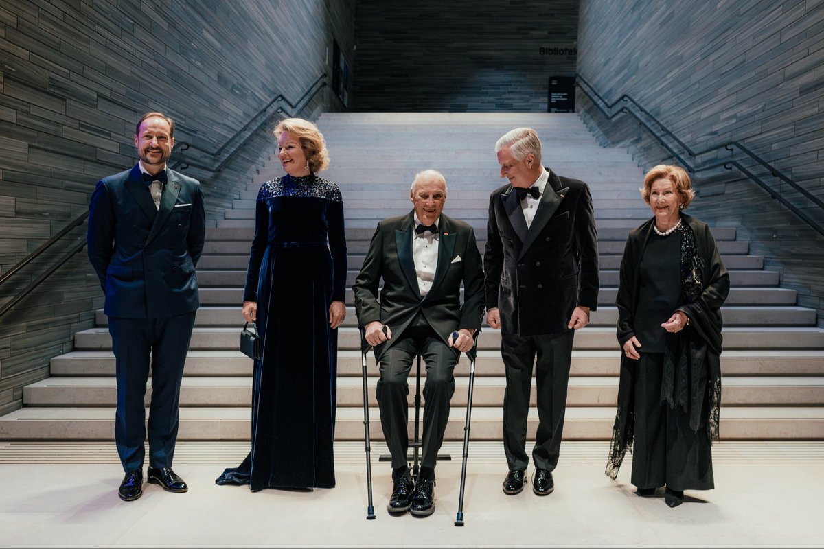 MonarchieBe's tweet image. 🎶 En guise de remerciement pour leur hospitalité, les Souverains invitent ensuite le Couple royal 🇳🇴 et le Prince héritier Haakon à un concert classique aux accents norvégiens. Valère Burnon, Stéphanie Huang et Emmanuel Coppey assurent la musique.