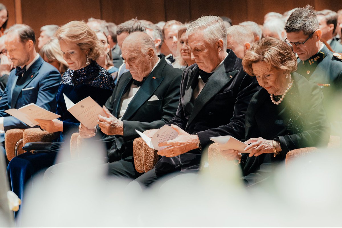MonarchieBe's tweet image. 🎶 En guise de remerciement pour leur hospitalité, les Souverains invitent ensuite le Couple royal 🇳🇴 et le Prince héritier Haakon à un concert classique aux accents norvégiens. Valère Burnon, Stéphanie Huang et Emmanuel Coppey assurent la musique.