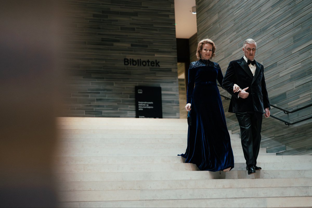 MonarchieBe's tweet image. 🎶 En guise de remerciement pour leur hospitalité, les Souverains invitent ensuite le Couple royal 🇳🇴 et le Prince héritier Haakon à un concert classique aux accents norvégiens. Valère Burnon, Stéphanie Huang et Emmanuel Coppey assurent la musique.