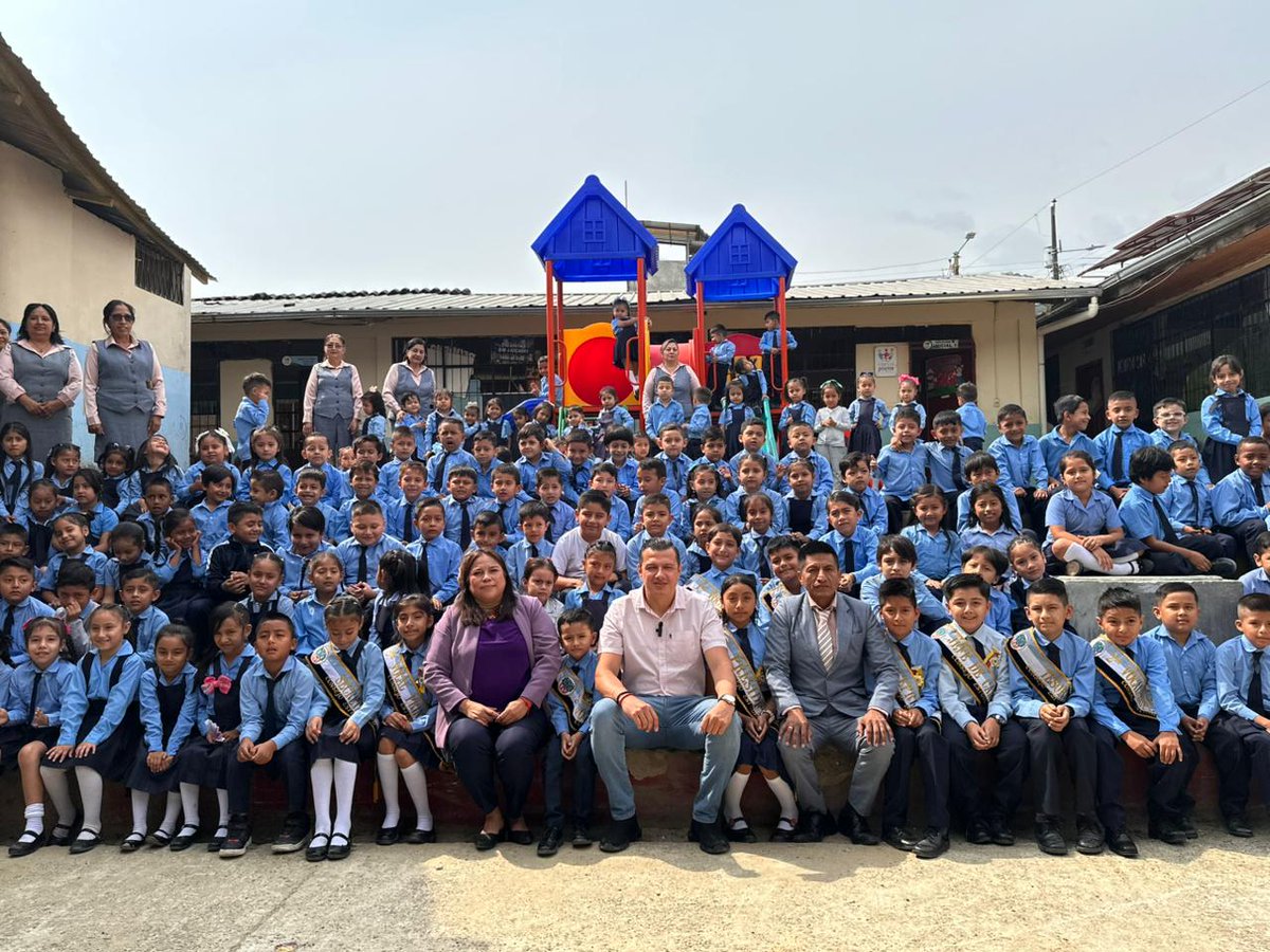 EducacionZ7_Ec's tweet photo. 🇪🇨✨ Con una inversión de USD 46 mil, entregamos nuevas baterías sanitarias y una moderna área de juegos en la Escuela General Epiclachima.

Beneficiamos a 340 niñas y niños del cantón Centinela del Cóndor. 🛝💧

#ElNuevoEcuador https://t.co/XhUJ9ziq7n