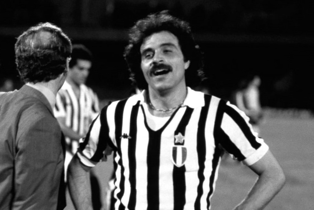 CultoBianconero's tweet photo. autunno 1977, Coppa dei Campioni, la Juve elimina il Glentoran con un secco 5-0, dopo aver espugnato Belfast due settimane prima con un gol di #Causio: è una terra bella, sofferente, e noi non possiamo esimerci dall'esserne affezionati, ti si vuole bene #IrlandadelNord, forza https://t.co/uR2StKqsML