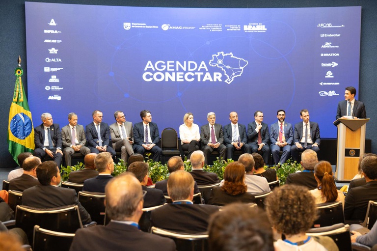 Rev_Embarque's tweet photo. ✈️🇧🇷 Brasil quer ampliar sua conectividade aérea!

O governo lançou a Agenda Conectar, com medidas para expandir o acesso ao transporte aéreo, reduzir custos e estimular novos voos e operadores.

A iniciativa também busca atrair investimentos e gerar empregos no setor. https://t.co/Q7WF8laEjk