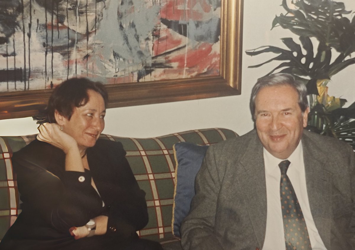 Seguro que van a tardar días en ponerse al día con todo lo que tienen que contarse.... D.E.P. Dania Dévora