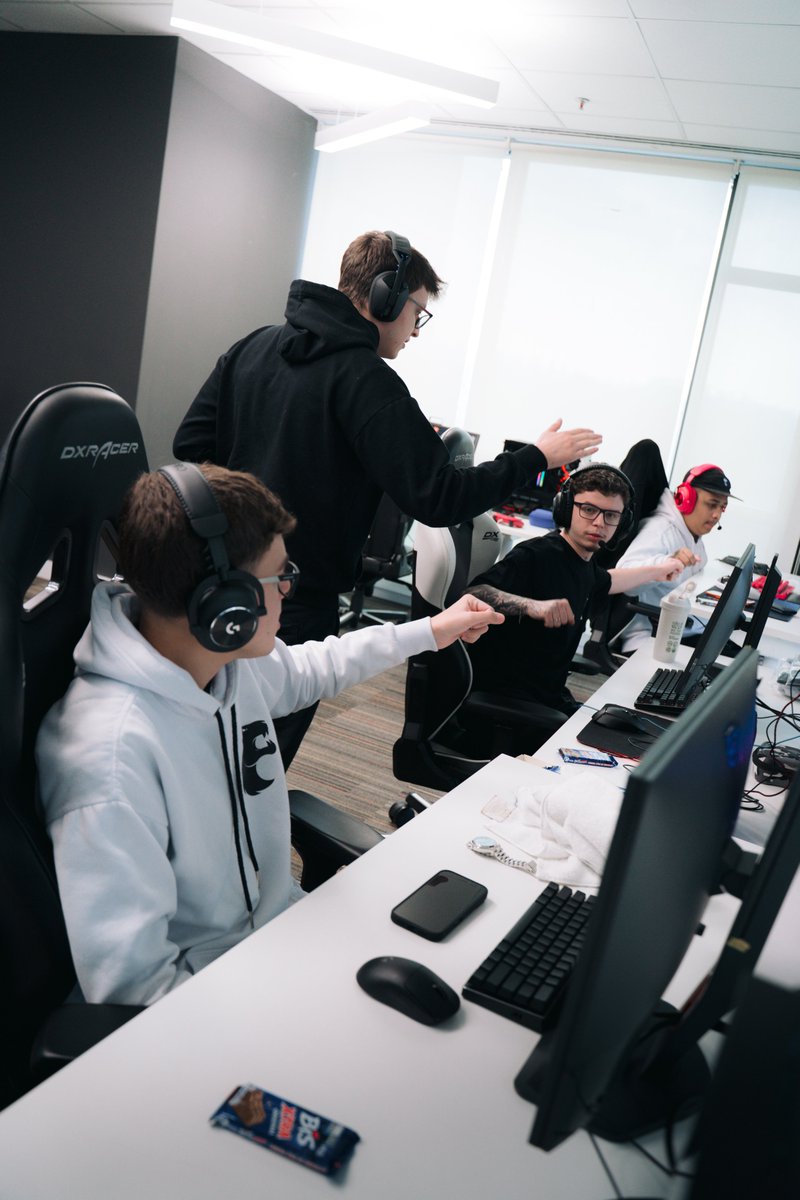 FURIA's tweet image. A #FURIARL tá se preparando aqui do office pra vir com força total para o primeiro Open do #RLCS Paris Major! 🔥

Nosso caminho pelo Group Stage da competição começa nessa sexta!

Bora pra mais um #DIADEFURIA?