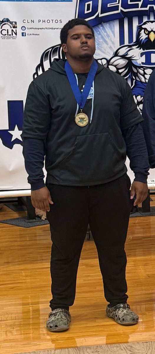 RanchviewWolves's tweet photo. Hard work pays off! 🐺💪

🏋️‍♂️ Chris Williams 
🏋️‍♂️ Khalil Johnson 
🎓 Coach Clayton Stuart

These Wolves are headed to the State Powerlifting Meet on March 27! Big things happening in the weight room at Ranchview. ⛓️🔥 https://t.co/fWFQd4ynwL