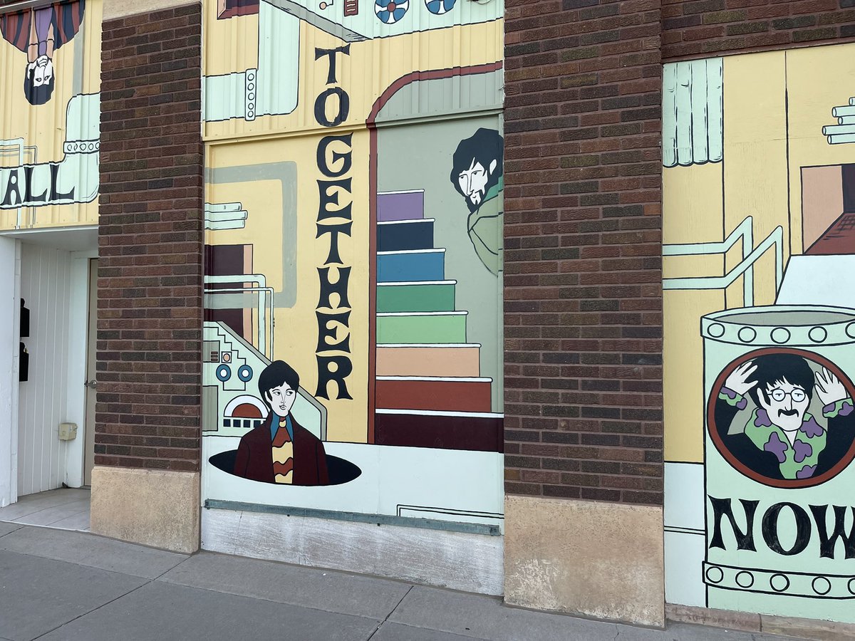 me0wtism's tweet photo. saw this downtown https://t.co/HxKoa4MzD3