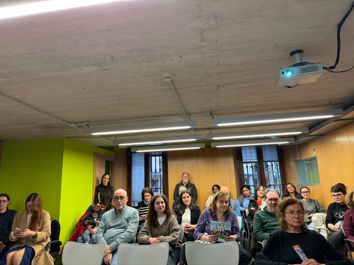 socialasturias_'s tweet photo. 📚✨ Presentado en Oviedo el 9º número del proyecto “Sensibilización hacia la discapacidad auditiva a través del cuento”, de #APADA
💬El DG @EnRoNu participó en la presentación del cómic “Nel en el HUCA”, obra de Neto, que conciencia sobre la sordera infantil https://t.co/eTB5PLeIUX