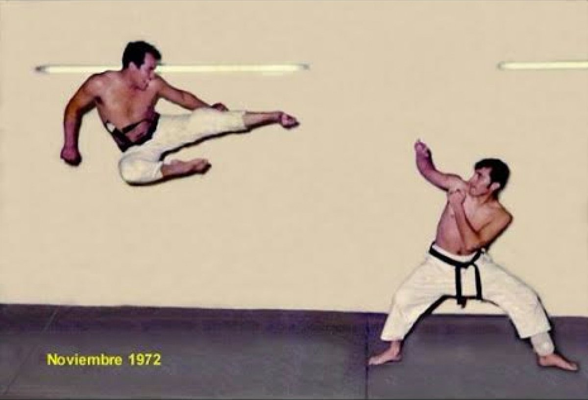 DojoSayfu's tweet photo. A la izquierda Sensei Juan José Zamora realizando Yoko Tobi Geri, a la derecha Sensei Juan Manuel Chávez en Yodan Age Uke.
Foto 1972
#Karate #KarateMexico #HistoriaDelKarate #dojosayfu

Los esperamos en el dojo #NoMásExcusas https://t.co/3j8ZTGbhCe