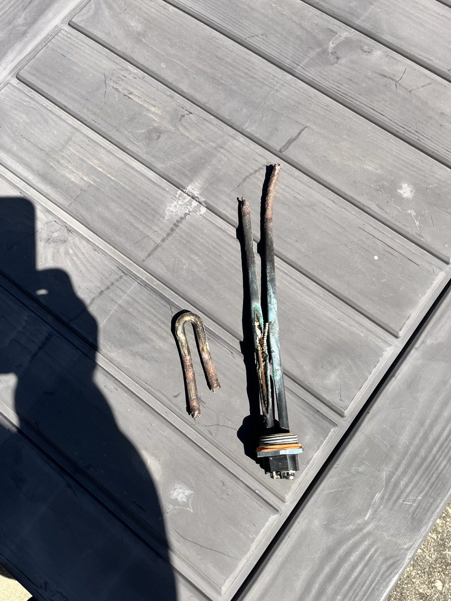 coloneljlc's tweet photo. @BadgedPatriot Just paid a plumber to come do this.
 I could have done it myself, but wanted some help since I have a lot going on.  The picture is the result.  Burned up the upper heater element.  They made it right and came back and fixed it.  Turn off the breaker first. https://t.co/RXARHOSuXT