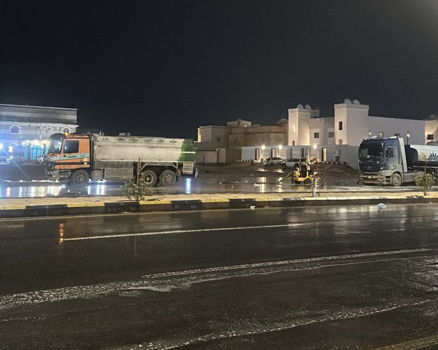 #بلدية_محافظة_القريات 
⛈ | أمطار القريات

 باشرت فرق الطوارئ في البلدية أعمال سحب
وتصريف مياه الأمطار من المواقع المتأثرة من
الحالة المطرية على المحافظة.