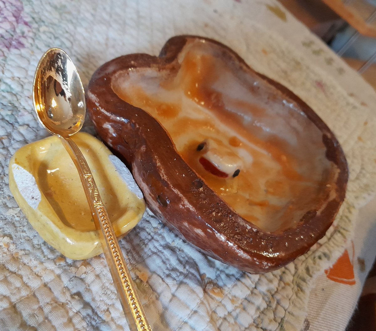Roro913311's tweet photo. This toast shaped bowl (the weird thing inside is supposed to be a frog) + mini butter shaped sauce thing, if it hadn't gotten this damaged in the quilm and if the colors didn't turn out this bad :( https://t.co/simo1K6GAQ