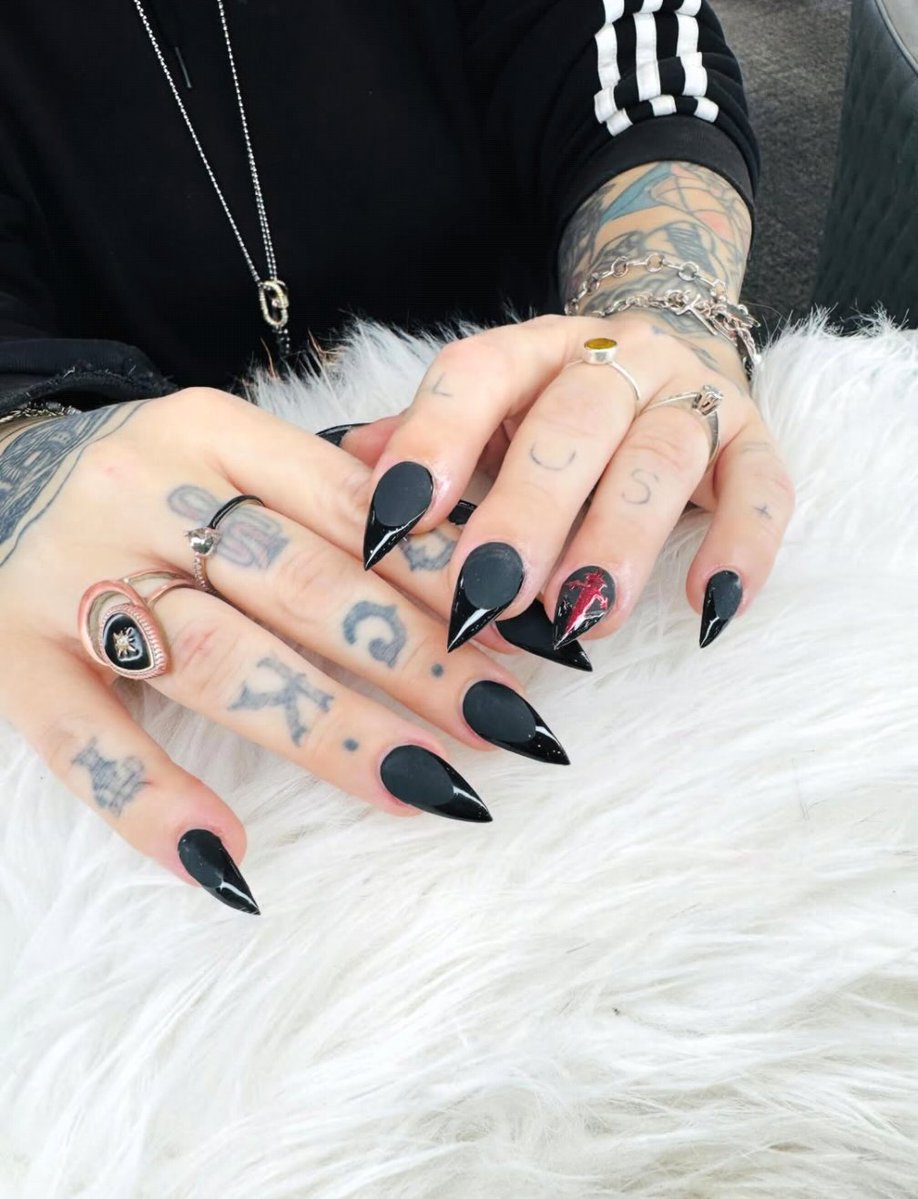 ⛧𝑸𝒖𝒆𝒆𝒏 𝑩𝒍𝒂𝒄𝒌𝒉𝒆𝒂𝒓𝒕⛧ tweet media