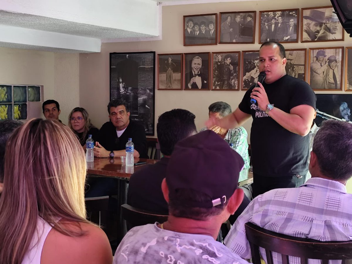 VenteDDHH's tweet photo. #Ahora | Nuestro coordinador Nacional, @orlandomorenove se reúne en Nueva Esparta con víctimas de la represión del régimen.

Seguimos documentando y visibilizando los casos de violaciones de DDHH en todo el país. 

@VenteNvaEsparta 
#25mar https://t.co/b5Oc6t3Vvf