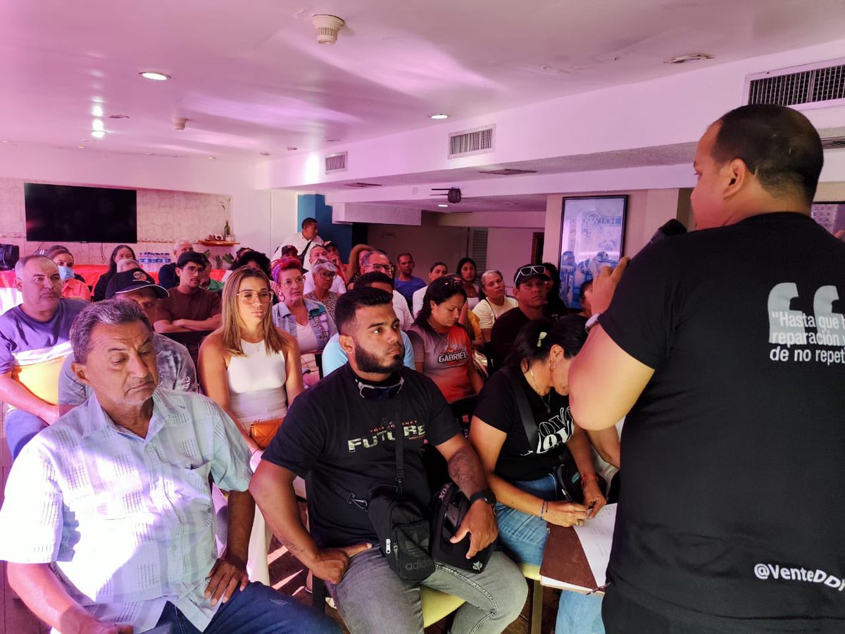 VenteDDHH's tweet photo. #Ahora | Nuestro coordinador Nacional, @orlandomorenove se reúne en Nueva Esparta con víctimas de la represión del régimen.

Seguimos documentando y visibilizando los casos de violaciones de DDHH en todo el país. 

@VenteNvaEsparta 
#25mar https://t.co/b5Oc6t3Vvf