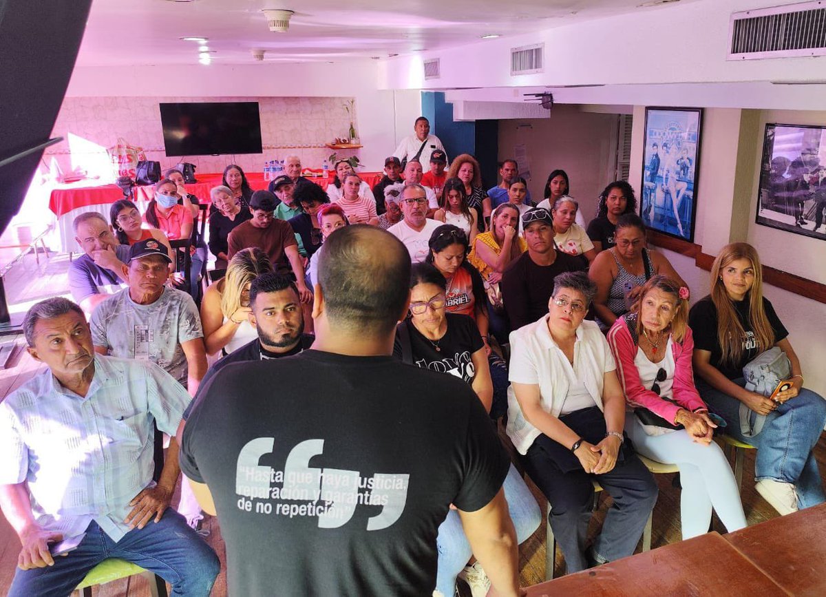 VenteDDHH's tweet photo. #Ahora | Nuestro coordinador Nacional, @orlandomorenove se reúne en Nueva Esparta con víctimas de la represión del régimen.

Seguimos documentando y visibilizando los casos de violaciones de DDHH en todo el país. 

@VenteNvaEsparta 
#25mar https://t.co/b5Oc6t3Vvf