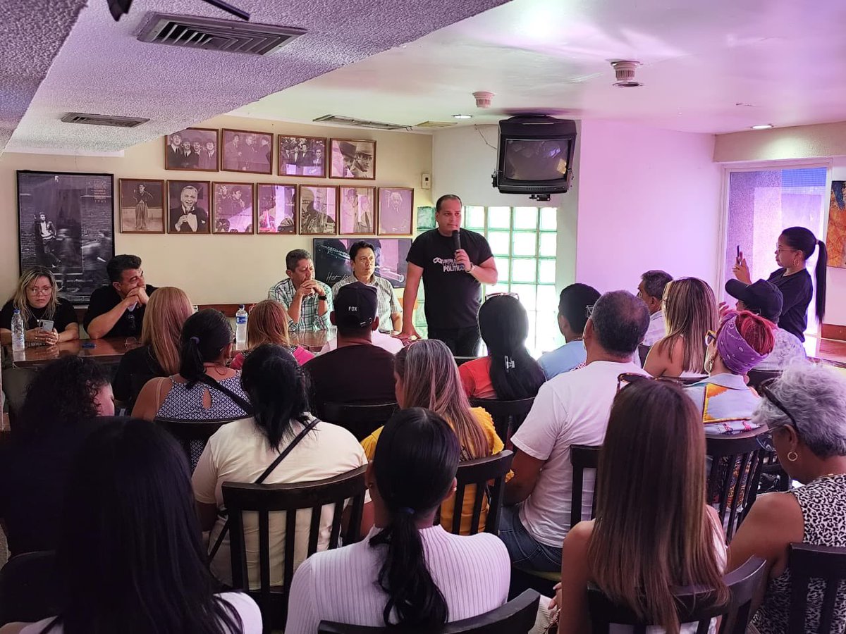 VenteDDHH's tweet photo. #Ahora | Nuestro coordinador Nacional, @orlandomorenove se reúne en Nueva Esparta con víctimas de la represión del régimen.

Seguimos documentando y visibilizando los casos de violaciones de DDHH en todo el país. 

@VenteNvaEsparta 
#25mar https://t.co/b5Oc6t3Vvf