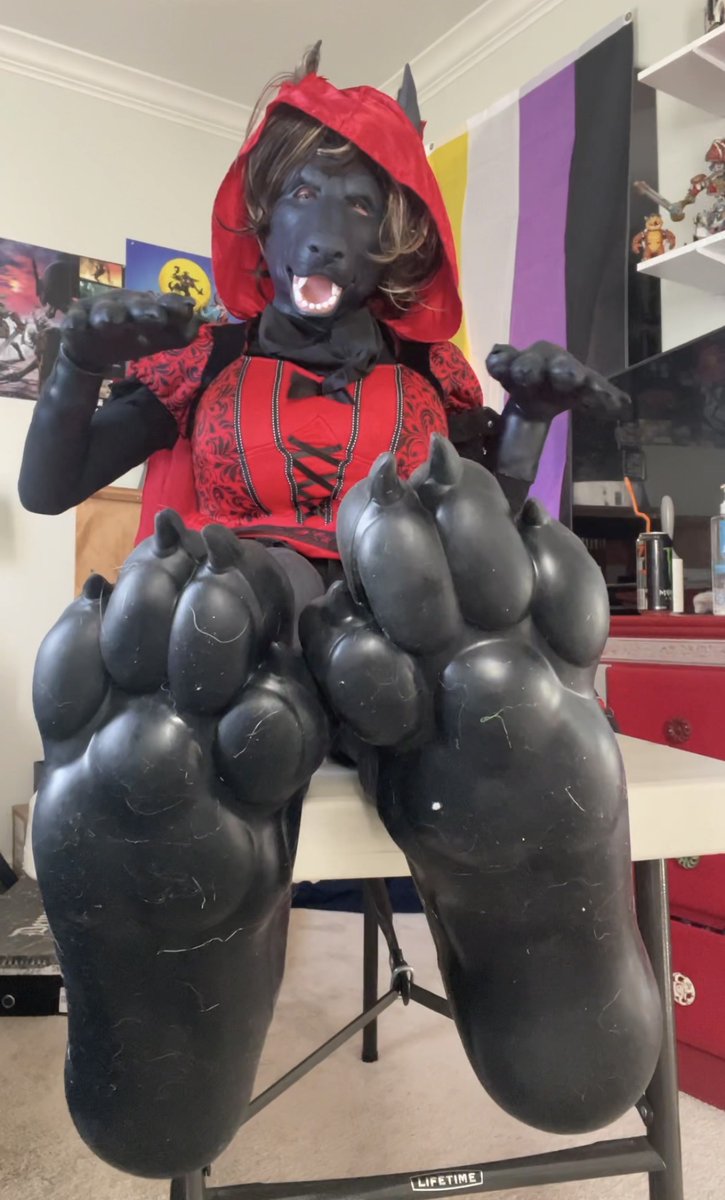 DracktheDoggo's tweet photo. Pawbs
#rubberpaws #feetpaws https://t.co/dXmN0xVflB