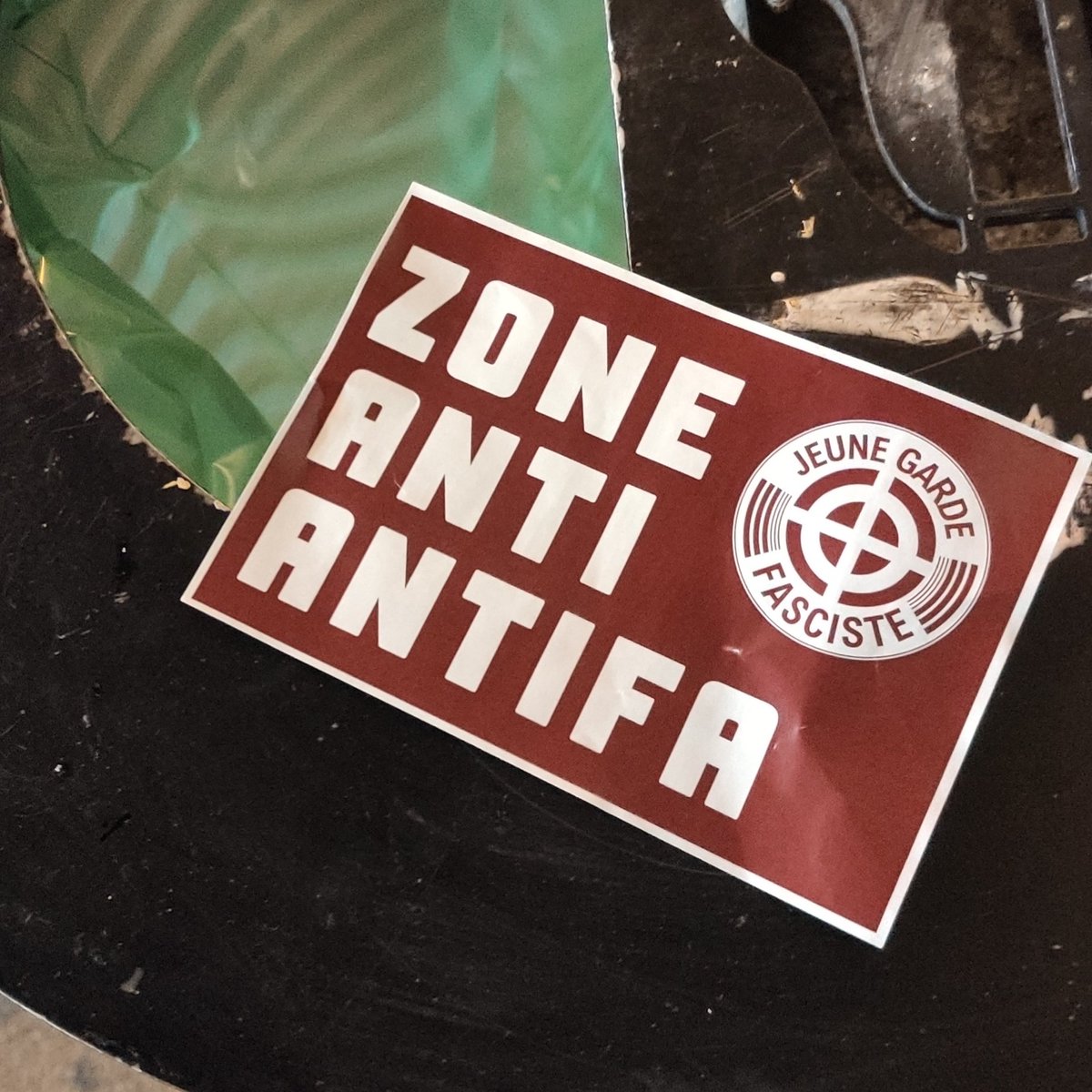 DestroyedVaran's tweet photo. Je fais un peu la traque aux stickers dans Nice et oui, il y avait du sticker fasciste avant l'élection de Ciotti (cf les photos), mais là c'est clairement monté d'un cran, j'avais pas encore croisé de truc ouvertement hitlérien. https://t.co/tdS1Cek5MQ
