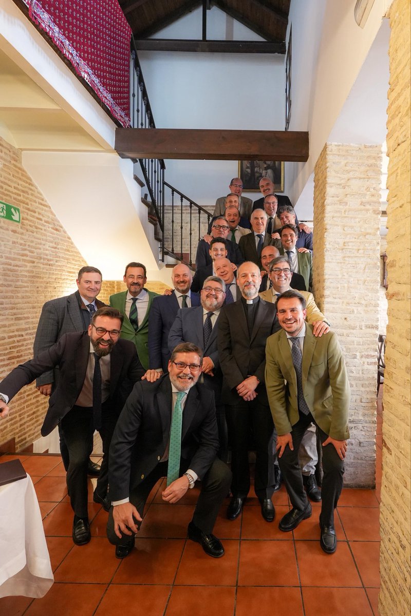 ACasadoV's tweet photo. Cofradías y Betis, tradicional almuerzo del @circulobetico en Cuaresma en el @Rinconcillo_Sev https://t.co/QiDjAVX0Nd