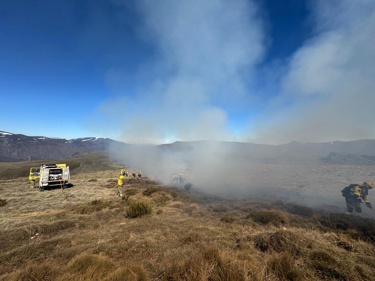AT_Brif's tweet photo. Hoy #EPRIF+#BLP @briftabuyo+🚒CH han realizado una quema prescrita de 20 ha en Forna #LeónESP con objetivo de #PrevenciónIIFF y regeneración y mejora de pastizales para aprovechamiento ganadero.
Somos #BRIF de @mitecogob
#RxFire🔥
#GoodFire🔥 https://t.co/eunZk3nqvv