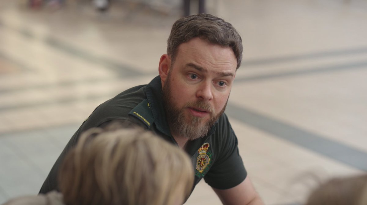 NHSNEY's tweet image. #Ambulance | 🗣️“I really empathise with people who have fallen on hard times”

Elliot reflected on his own experience with homelessness and the isolation that came with it before he became a paramedic.💙