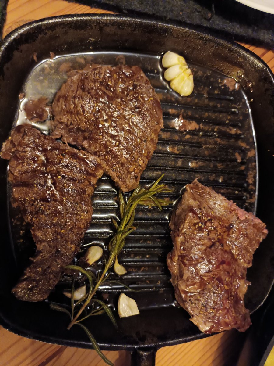 kristallnaach's tweet photo. 🐄 Saftig zartrosa #RinderhüftSteak
Dazu diese zarten rosa #Salzflocken
🧂#FingerSalz von @KauftKoerrie👩🍳
#selbstgemacht 🍽 #frischgekocht
mit #Bärlauchbutter 🌱 #Bärlauch
#Weintag🍷#Sonntagsessen😋brauch'
wohl mal einen neuen # Hashtag 😂
#Hexenküche #KorasGourmetKüche? https://t.co/mXNUqOswYF