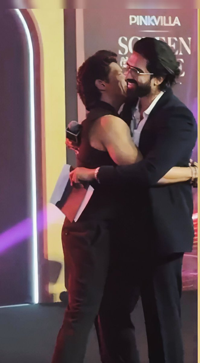 SymphonyNotess's tweet photo. Awww Such a Cutee Hug🥹❤️‍🔥
Amaal X Shaan 🫶

#AmaalMallik #Amaalians
@AmaalMallik @singer_shaan ♥️ https://t.co/J7Bb9nZ8Gl