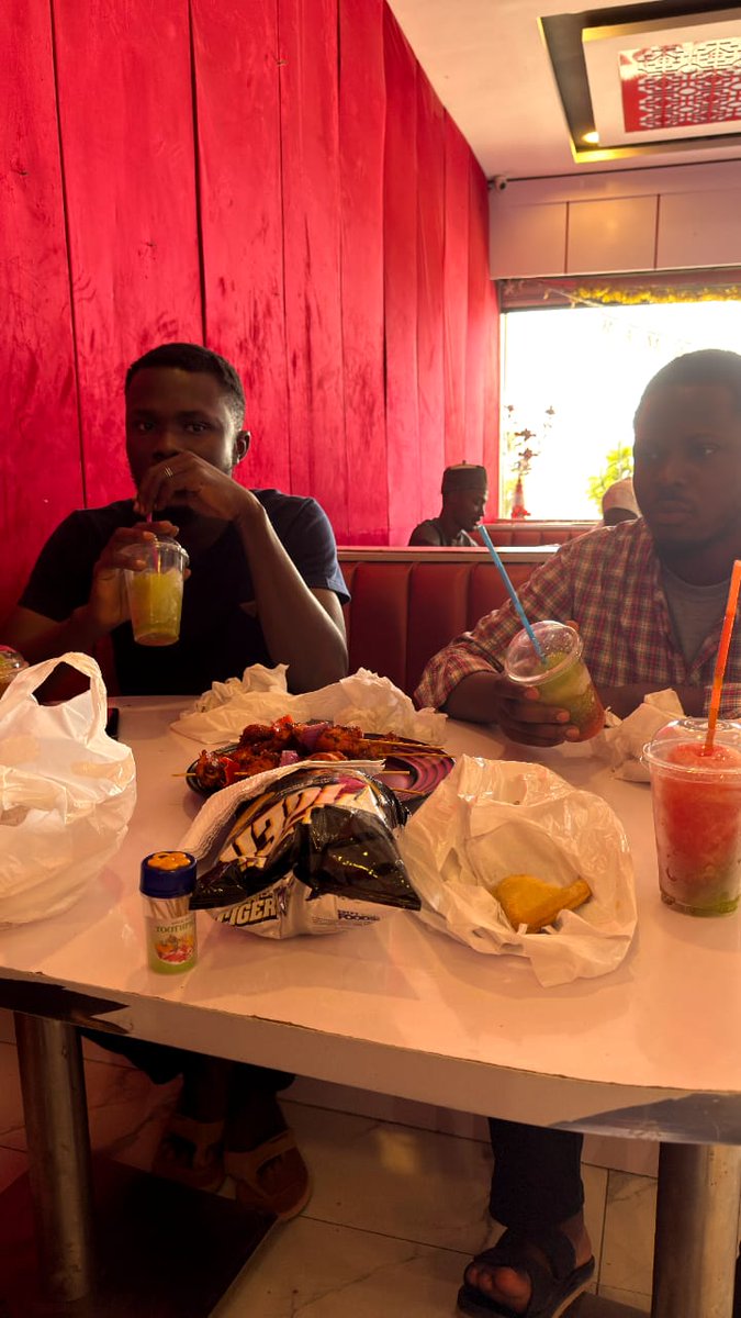 bayonle_1's tweet image. Went out with friends today and… yeah, productivity took a small vacation 😅

Laughed, ate, and forgot I had a design to finish.

Consistency is key, but so is living a little.

We go again tomorrow  stronger, and back on track 

#UIUXJourney #DayBreak #Balance #MedTechDesigner